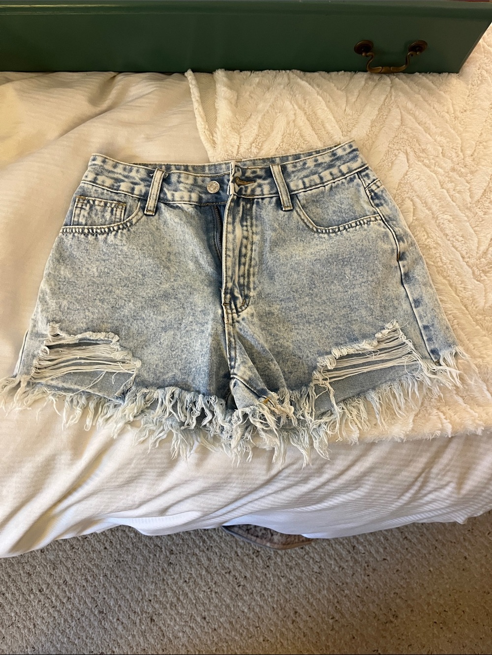 Light Wash Distressed Denim Shorts SHEIN